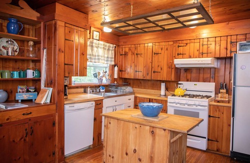 Keeseville Cabina | Escape to your cozy 2-bedroom cabin near Adirondack Park