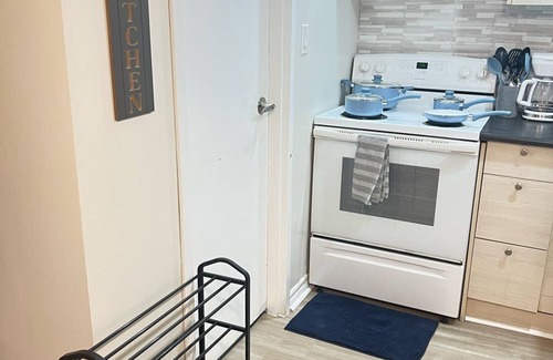 Rexdale Apartamento | Cozy Bachelor apartment| 2mins to major retail store