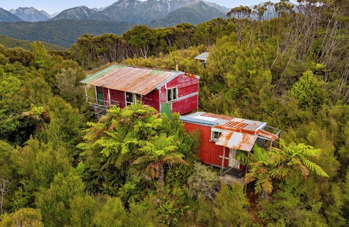 Eketahuna Cabina | Cozy back country hunting cabin. Peace, quiet and miles of bush.