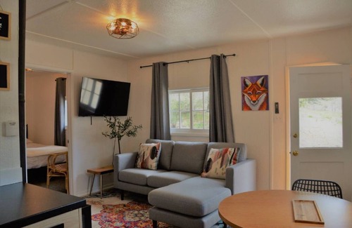 Bailey Cabina | Cozy Bailey Cabin- Fox