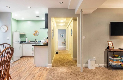 North Alameda Apartamento | Cozy Basement 2-bedroom Apartment in Charming Lakewood