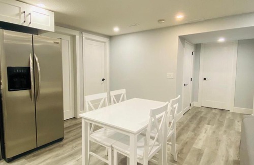 Canyon Meadows Apartamento | Cozy basement 2br w/kitchen溫馨豪房+廚房