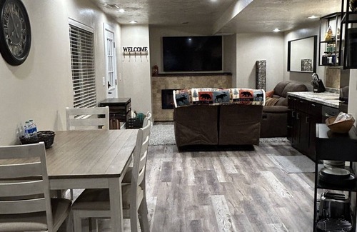 Sandy Apartamento | Cozy Basement Apartment - Easy Drive to Ski Resorts - Massage Chair!!!