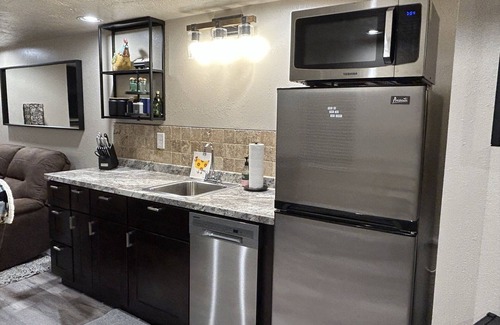 Sandy Apartamento | Cozy Basement Apartment - Easy Drive to Ski Resorts - Massage Chair!!!