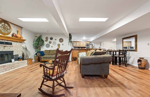 Blue Springs Apartamento | Cozy basement lodge in quiet neighborhood. Close to stadiums, lakes, etc.