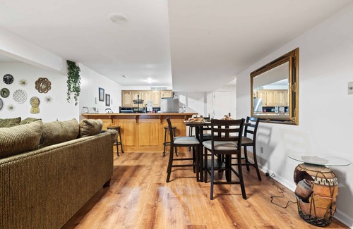 Blue Springs Apartamento | Cozy basement lodge in quiet neighborhood. Close to stadiums, lakes, etc.