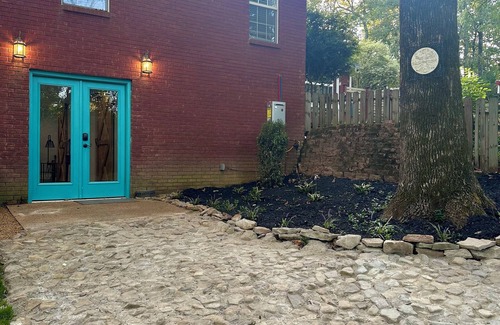 College Hill Apartamento | Cozy Basement Suite with Private Patio and Fire Pit