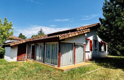 Espelette Casa | Casa de Vacaciones en Espelette: 3 Dorm, Terraza, Jardín, Wi-Fi, Chimenea, Mascotas OK