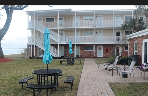 East Pensacola Heights Condominio | COZY BAYFRONT 2BR CONDO CONVENIENTLY NEAR AIRPORT, DOWNTOWN, BEACHES AND BASES