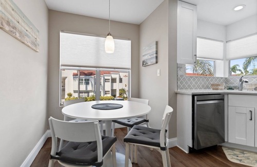 Isla del Sol Condominio | Cozy Beach Bliss | Stylish & Inviting