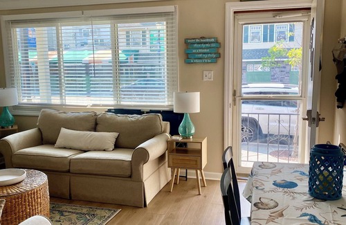 Sea Isle City Condominio | Cozy beach condo just one block from the beach. Walk to restaurants and parks.