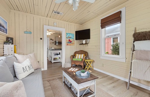 Galveston Cabaña | Cozy Beach Cottage- Minutes to the beach & Historic Strand