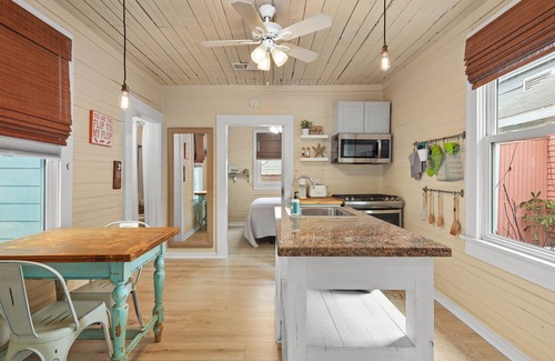 Galveston Cabaña | Cozy Beach Cottage- Minutes to the beach & Historic Strand
