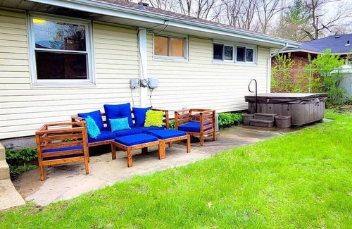 Miller Beach Cabaña | Cozy beach cottage near West Beach.