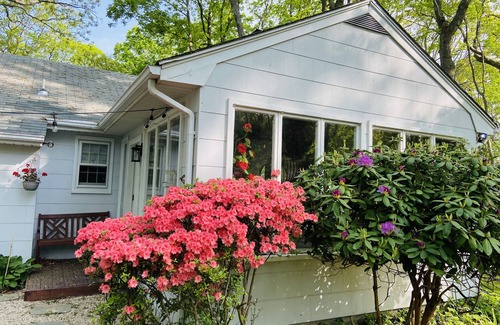 East Marion Cabaña | Cozy Beach Cottage with private shared beach