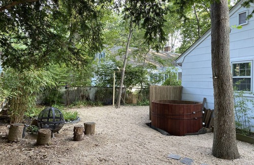 East Marion Cabaña | Cozy Beach Cottage with private shared beach