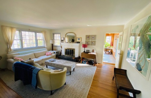 East Marion Cabaña | Cozy Beach Cottage with private shared beach