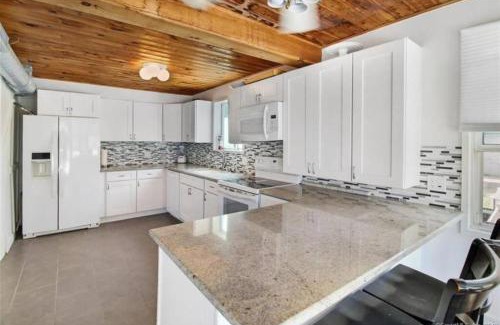 Momauguin Casa | Cozy Beach - Direct Waterfront!