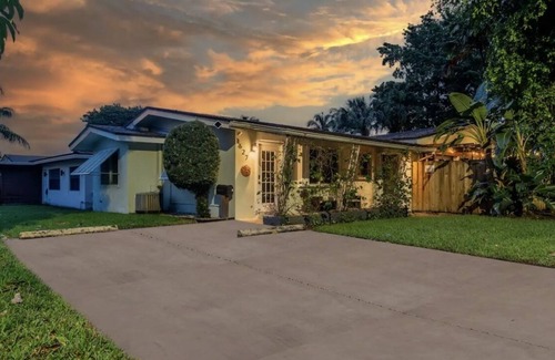 Poinsettia Heights Casa | Cozy Beach House 7 min to beach & Las Olas restaurants and shops!