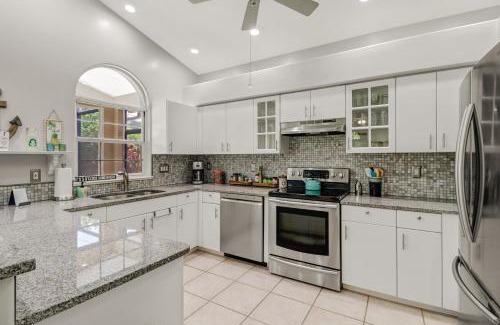 Naples Park Casa | Cozy Beach House - 5 minutes from Vanderbilt Beach