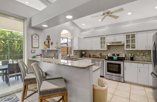 Naples Park Casa | Cozy Beach House - 5 minutes from Vanderbilt Beach