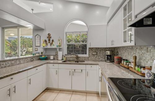 Naples Park Casa | Cozy Beach House - 5 minutes from Vanderbilt Beach