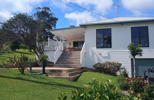 Woolgoolga Casa | Cozy beach house in the heart of town. Walk to beach and cafes