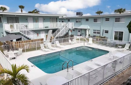 Port Canaveral Condominio | Cozy Beach House 2 minute walk tothe beach in Cape Canaveral