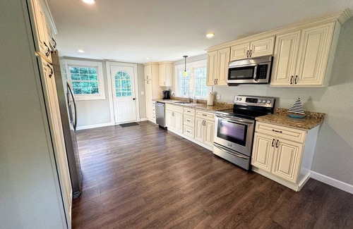 Niantic Casa | Cozy beach retreat in Niantic's Black Point Beach