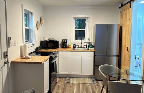 Yaupon Beach Apartamento | Cozy beach studio within walking distance to the beach.