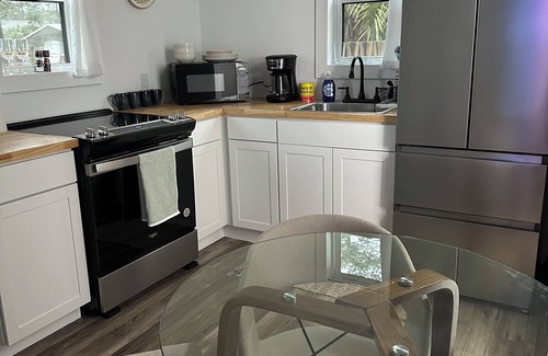 Yaupon Beach Apartamento | Cozy beach studio within walking distance to the beach.