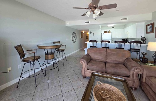 Fort Walton Beach Condominio | Cozy beachfront condo with private balcony, shared pool & beach access