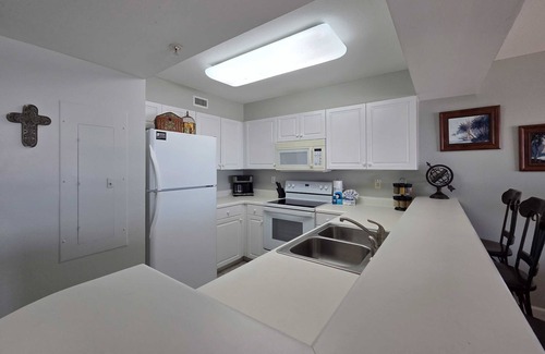Fort Walton Beach Condominio | Cozy beachfront condo with private balcony, shared pool & beach access