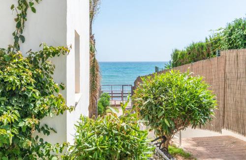 Calahonda Apartamento | Cozy beachfront 2BR with Terrace, Pool and Garage