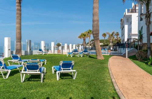 Calahonda Apartamento | Cozy beachfront 2BR with Terrace, Pool and Garage
