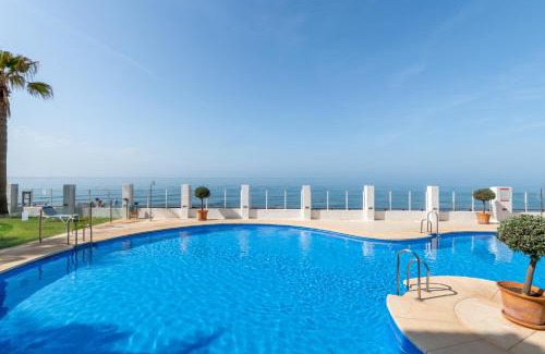 Calahonda Apartamento | Cozy beachfront 2BR with Terrace, Pool and Garage