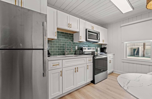 Ash Casa | Cozy Beachside Bungalow Studio Ideal for Couples