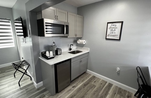 Daytona Beach Apartamento | Cozy Beachside Modern Boutique Hotel Suite with Kitchen - by Oceano Suites