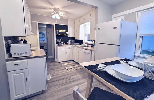 Vermilion Casa | Cozy Beachtown Bungalow perfect for any getaway