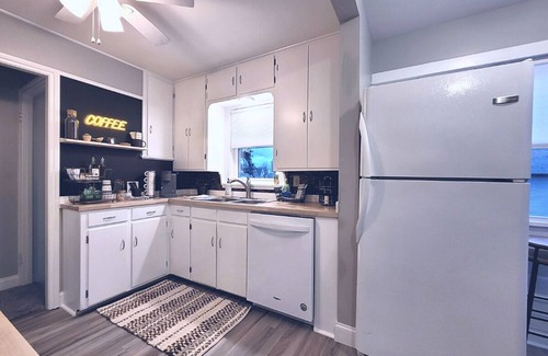 Vermilion Casa | Cozy Beachtown Bungalow perfect for any getaway