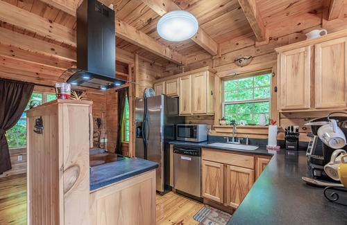 Waynesville Cabina | Cozy Bear Cabin 3 BD 3 BA Private Cabin VIEWS, Expansive Decking, Pool Table