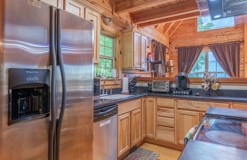 Waynesville Cabina | Cozy Bear Cabin 3 BD 3 BA Private Cabin VIEWS, Expansive Decking, Pool Table