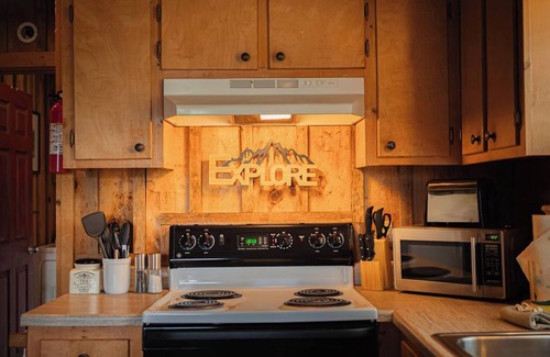 Vesta Cabina | Cozy "Bear Claw Cove" - 2 Bedroom Cabin in the Heart of the Blue Ridge Mountains
