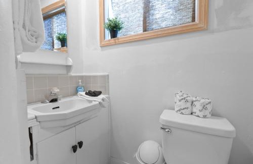 The Village Casa | Cozy Bear Cottage - Walk to Lake & Village!