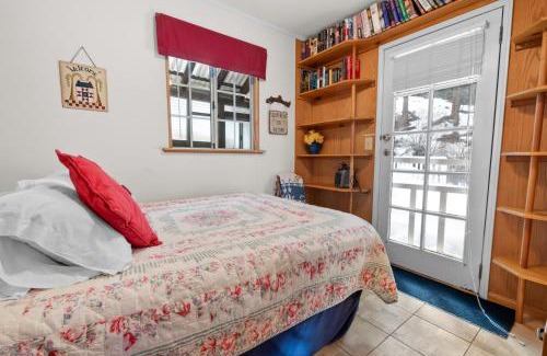 The Village Casa | Cozy Bear Cottage - Walk to Lake & Village!