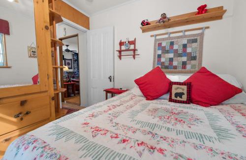 The Village Casa | Cozy Bear Cottage - Walk to Lake & Village!