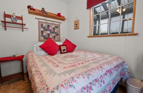 The Village Casa | Cozy Bear Cottage - Walk to Lake & Village!