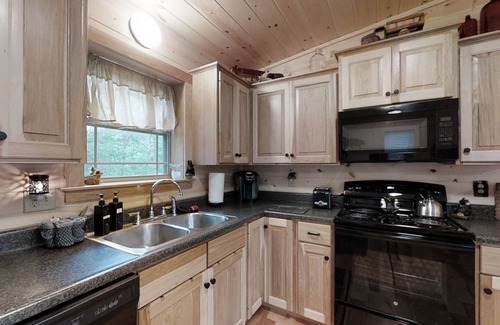 Pigeon Forge Cabina | Cozy Bear Den 2 Bedroom Cabin by RedAwning