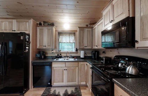 Pigeon Forge Cabina | Cozy Bear Den 2 Bedroom Cabin by RedAwning