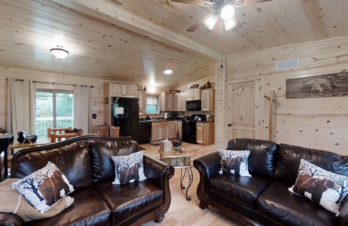 Pigeon Forge Cabina | Cozy Bear Den 2 Bedroom Cabin by RedAwning